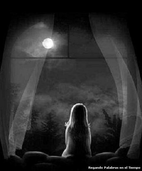 La luna asoma ya...