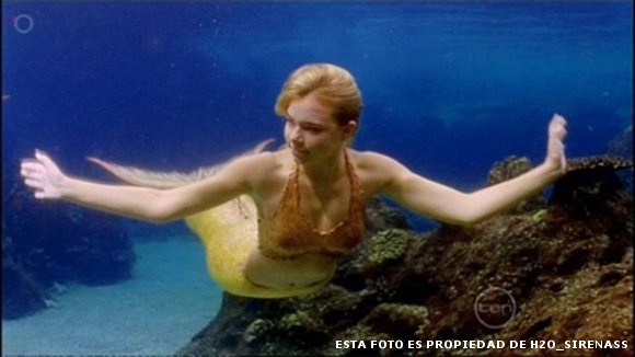 bella bajo el agua