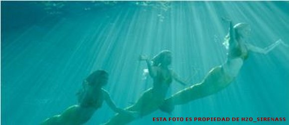 las chicas nadando