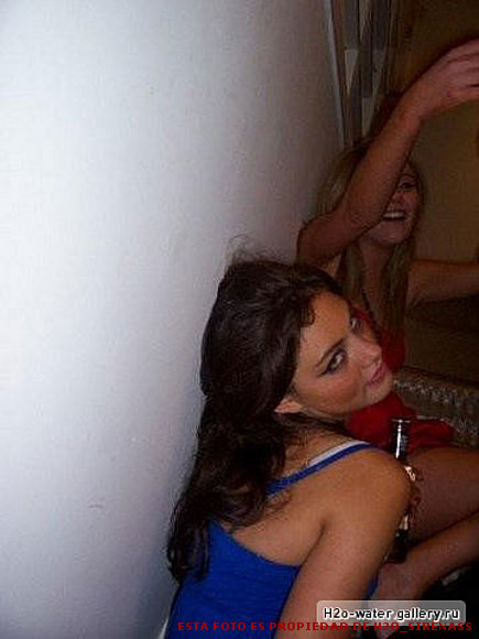 phoebe de copas con una amiga