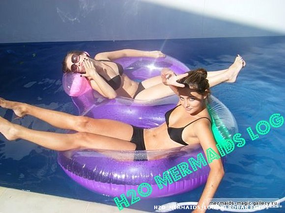 phoebe y su amiga en una picina