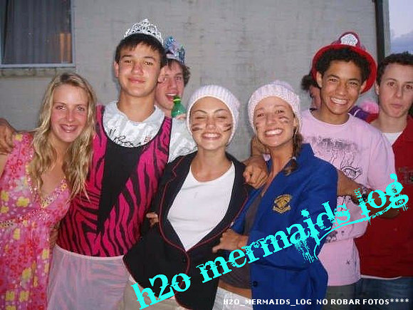 phoebe tonkin y sus amigos