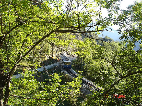 PEQUEÑO TREN QUE SUBE AL VALLE DE NURIA