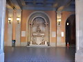 pasillo para entrar a la iglesia de monserrat