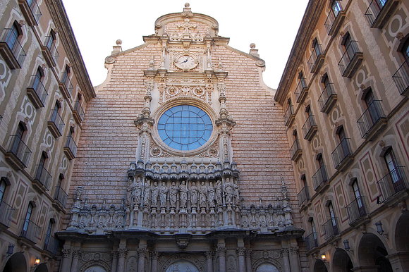 entrada a la iglesia de monserrat