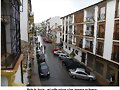 Bajo la lluvia , mi calle reluce y...