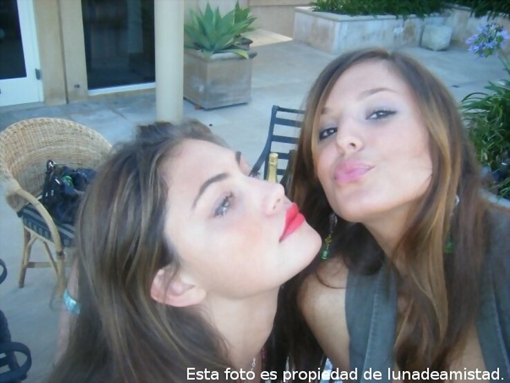 Phoebe con una amiga