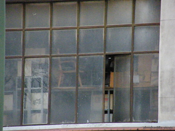 tras la ventana