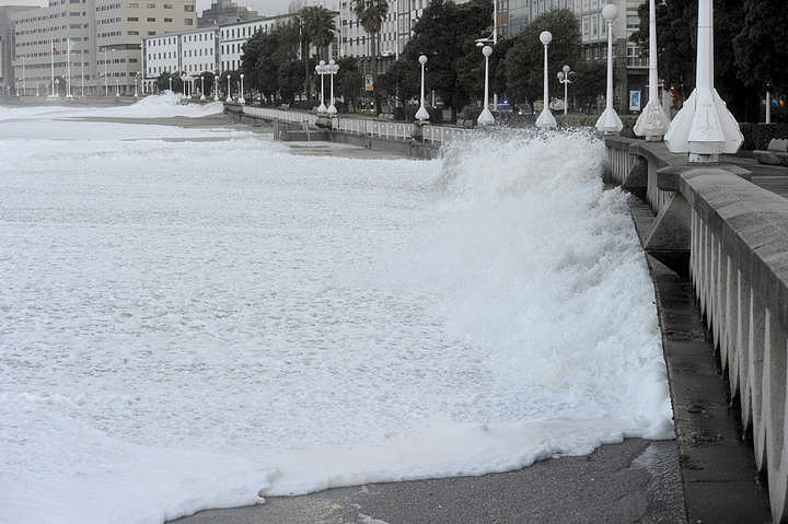Las olas superaron muros y barandillas