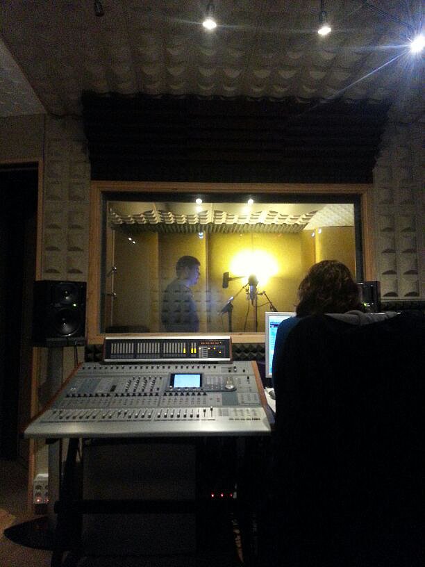 en el estudio de doblaje