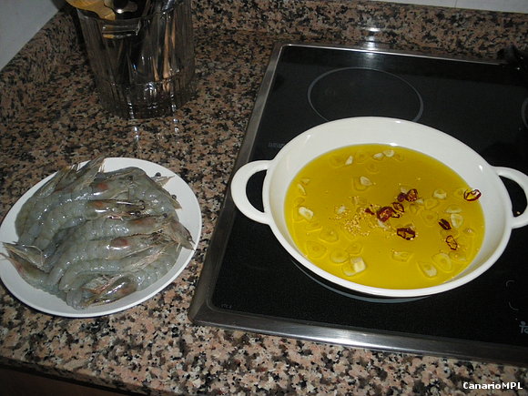 Preparando unas gambitas al ajillo