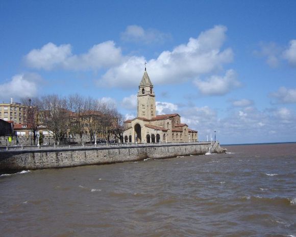 Playa e Iglesia