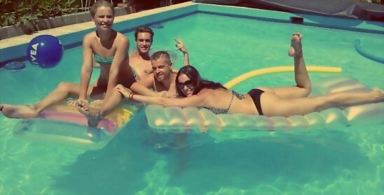 HOY LUNES 6-8-2012, FOTO  DE SORAYA EN LA PISCINA