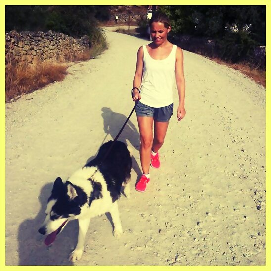 [HOY MIÉRCOLES 22-8-2012, SORAYA CON SU MASCOTA]