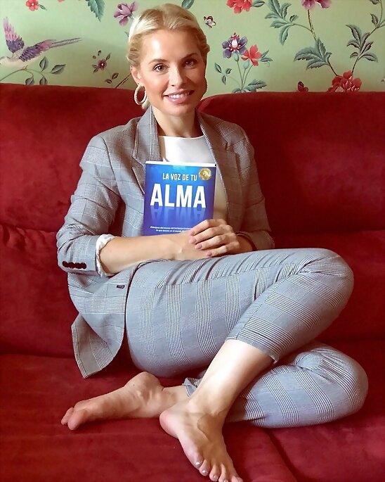 HOY LUNES 2-10-2017, FOTO DE SORY CON SU LIBRO