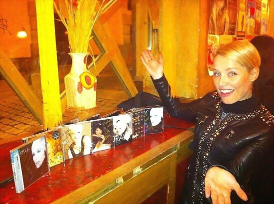 HOY VIERNES 22-2-2013, FOTO DE SORAYA CON  DISCOS