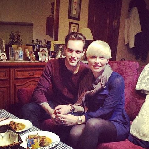 HOY JUEVES 19-12-2013, FOTO DE SORAYA CON SU NOVIO