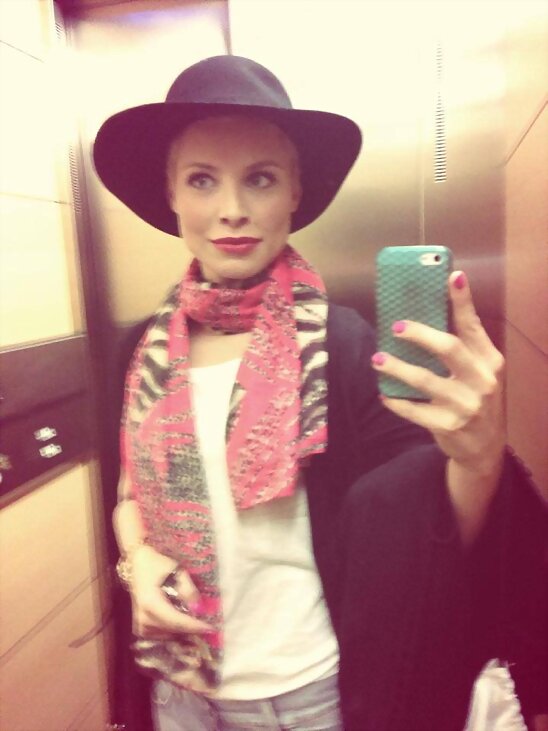 HOY MARTES 14-1-2014, FOTO DE SORAYA EN  ASCENSOR