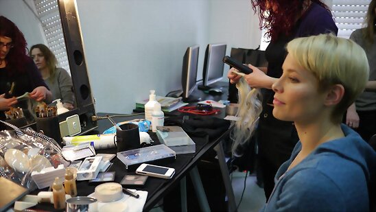 HOY LUNES 17-2-2014, FOTO DE SORAYA MAQUILLANDOSE