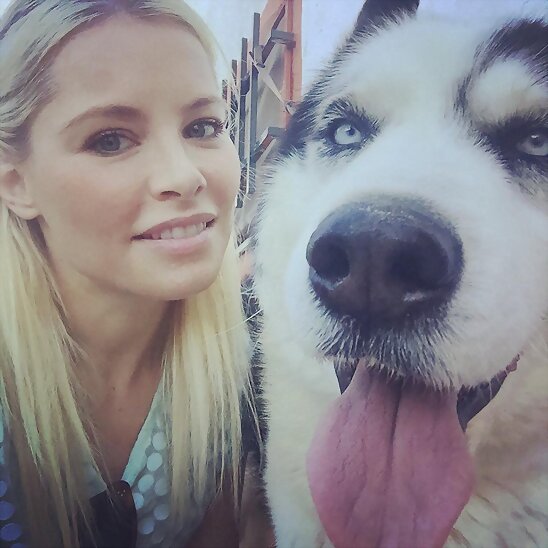 HOY JUEVES 9-4-2015, FOTO DE SORAYA CON SU PERRO
