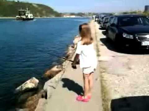 Claudia caceando.