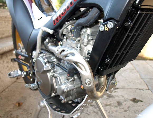 CODO DE ESCAPE Y MOTOR.