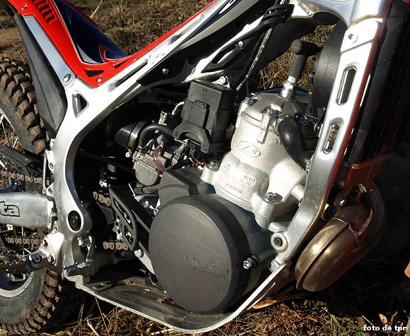 LADO DERECHO DEL MOTOR.