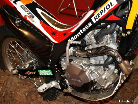 El conjunto motor, basculante y tubo de escape.