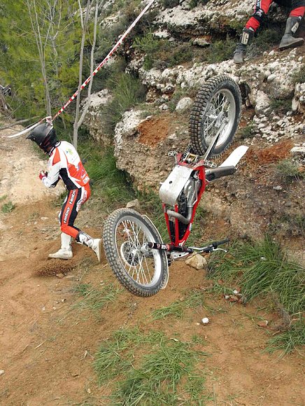 SALVA AGUADO DERRAPANDO Y LA MOTO ATERRIZANDO.