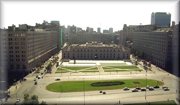 Al fondo se ve la Moneda - Santiago   (Chile)