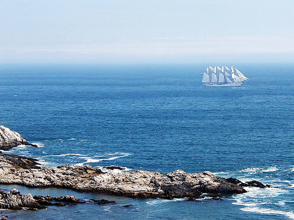 Al fondo Buque Esmeralda   (Chile)