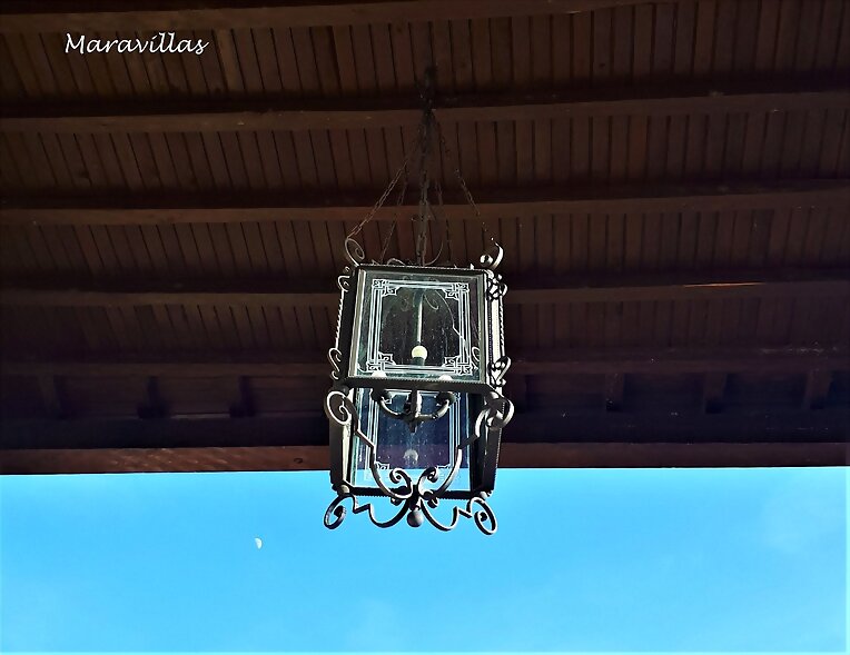 EL FAROL Y LA LUNA