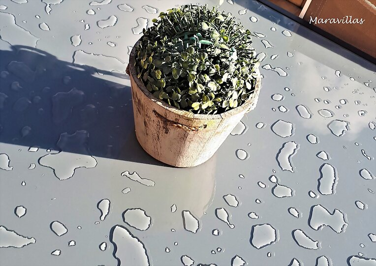 GOTAS DE LLUVIA EN EL CRISTAL