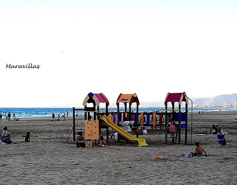 BAJO LA ARENA DE LA PLAYA