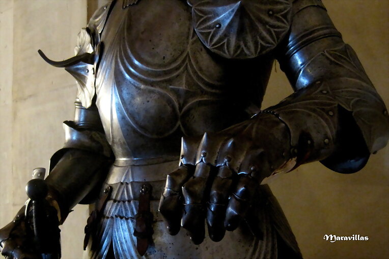 MANO DE HIERRO, GUANTE DE SEDA
