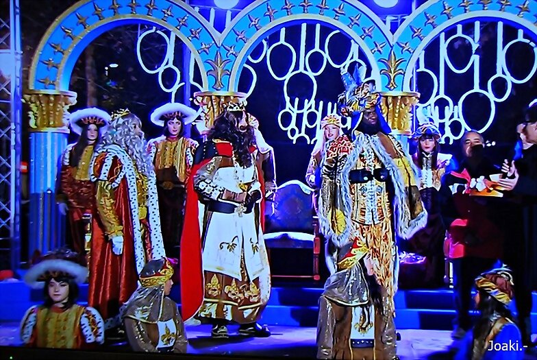 "YA VIENEN LOS REYES POR LAS MONTAÑAS..."