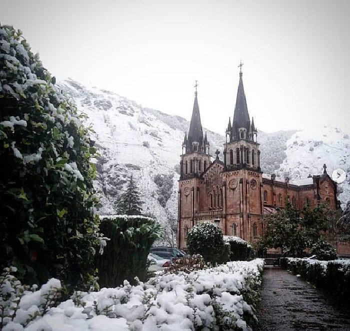 Nieve a punta pala en Asturias