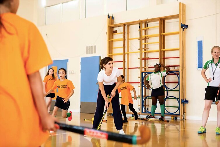 Emma Watson de visita a un colegio de primaria